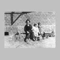 011-0252 Schloesschen-Cremitten. 1942 mit Schwester Gisela.jpg
